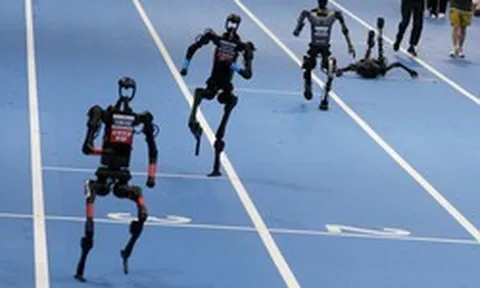Vì sao Trung Quốc cứ cho robot hình người nhào lộn, múa côn, chạy marathon dù suốt ngày ngã chổng vó?