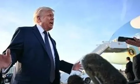 Tổng thống Mỹ Trump dọa áp phí qua eo biển Hormuz, Iran phát cảnh báo cứng rắn