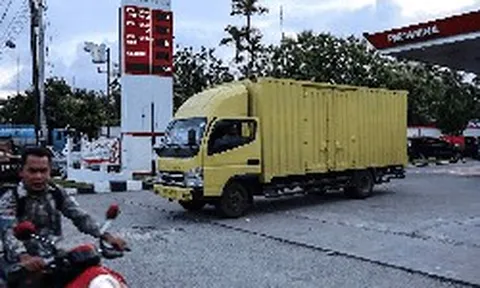 Xếp hàng 10 tiếng chưa chắc đã đổ được xăng, mất điện triền miên cả tuần: Chuyện gì đang diễn ra tại nền kinh tế lớn nhất Đông Nam Á?
