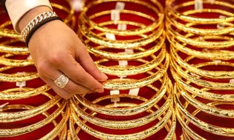 Giá vàng thế giới giảm mạnh, trong nước diễn biến ‘lạc nhịp’