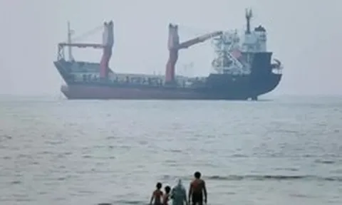 Truyền thông Iran đưa tin tàu container mắc cạn ở eo biển Hormuz