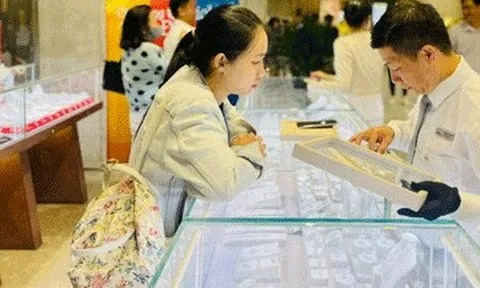 Dòng tiền nghìn tỷ bất ngờ đổ vào PNJ sau cú sốc kim cương