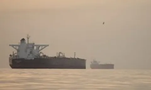 Hai tàu chở hàng va chạm mạnh ngoài khơi đảo Qeshm của Iran