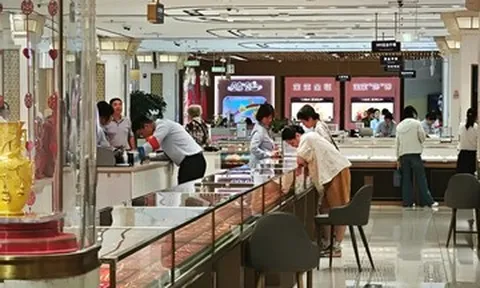 ‘Mua vàng ở đỉnh, giờ tôi muốn cắt lỗ nhưng không nỡ’