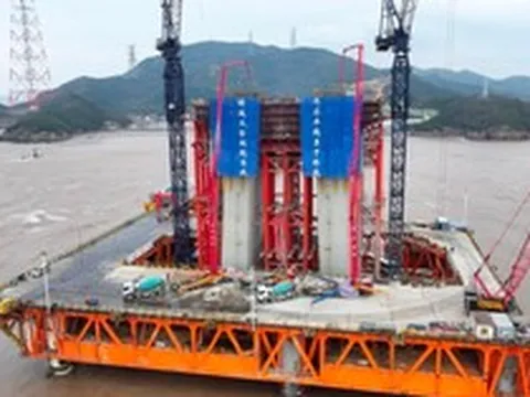 Phát hiện Trung Quốc cắm 18 cọc thép dài gần 90 mét ở giữa sông, ‘tháp’ cao bằng toà nhà 100 tầng sắp lộ diện
