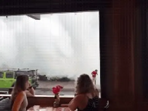 Cảnh tượng ngỡ trên phim mới có: Sóng lớn tràn bờ, đổ ập xuống nhà hàng và đường phố