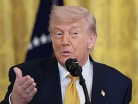 Vừa doạ 'đánh mạnh Iran đêm nay', ông Trump lại ra quyết định bất ngờ