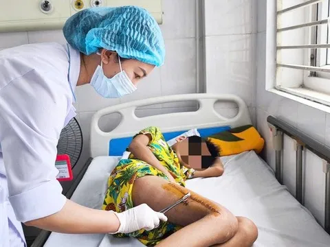 Tưởng đau cơ do vận động, bé trai rơi vào sốc nhiễm khuẩn do tụ cầu vàng