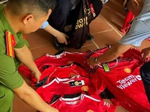 Xử phạt người phụ nữ bày bán 7 bộ quần áo giả nhãn hiệu Manchester United