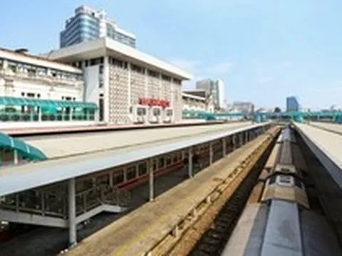 Cận cảnh tuyến đường sắt trăm tuổi giữa lòng Hà Nội trước đề xuất di dời