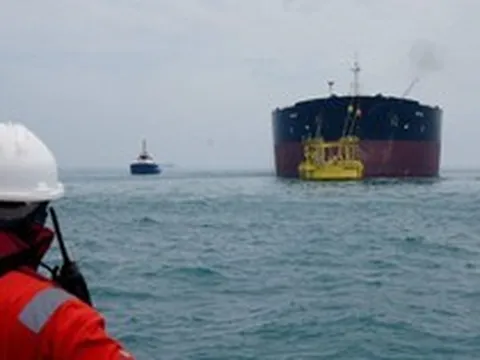 Đang di chuyển thì Mỹ-Iran báo tin vui, siêu tàu chở 6 triệu thùng dầu ung dung vượt eo biển Hormuz