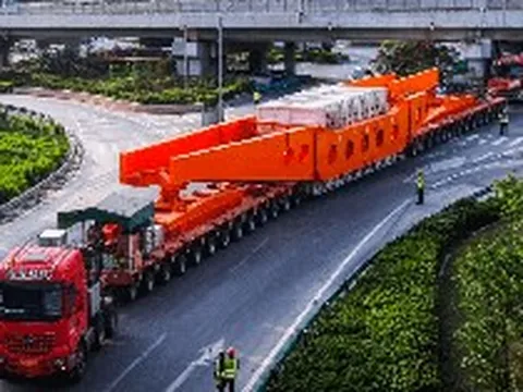Phát hiện đoàn xe tải Trung Quốc ‘dính liền nhau’ dài gần 100 mét, liên tục di chuyển với tốc độ 5km/h, đang thực hiện nhiệm vụ đặc biệt
