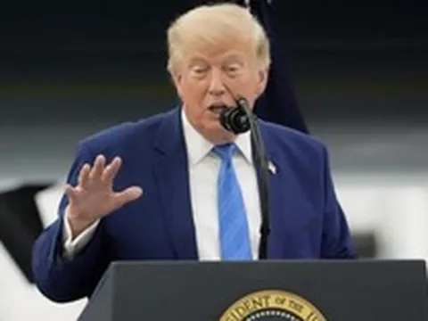 Ông Trump nói Iran sẽ không thu phí tàu thuyền qua eo biển Hormuz