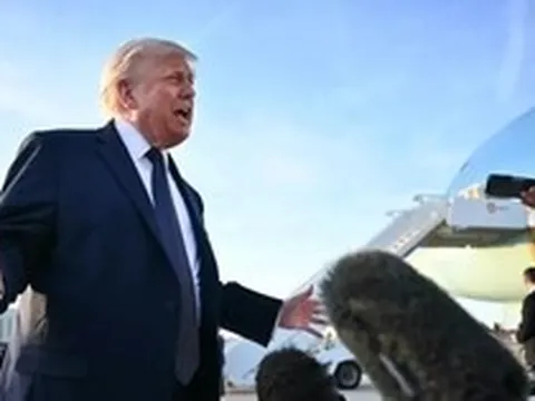 Tổng thống Mỹ Trump dọa áp phí qua eo biển Hormuz, Iran phát cảnh báo cứng rắn