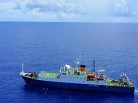 Phát hiện tàu Trung Quốc dài 106 mét liên tục di chuyển trên biển, đã lấy 'kho báu' ở độ sâu 8.000 mét, vừa hoàn thành nhiệm vụ đặc biệt sau 52 ngày