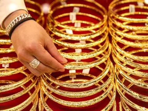 Giá vàng thế giới giảm mạnh, trong nước diễn biến ‘lạc nhịp’