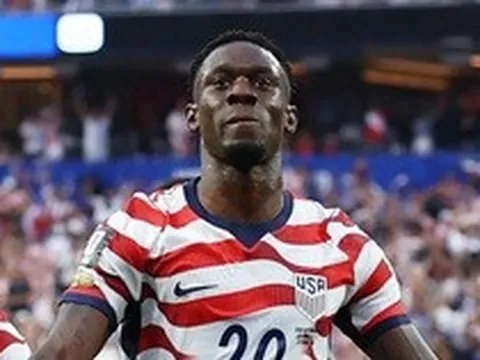 Tổng thống Trump gọi điện, FIFA lập tức xóa thẻ đỏ cho cầu thủ Mỹ