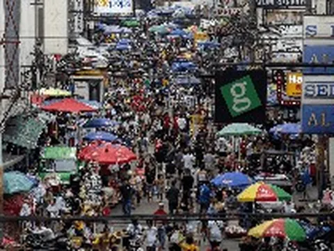 Được nâng hạng lên nhóm quốc gia thu nhập trung bình cao sau gần 40 năm, nhiều người dân nền kinh tế Đông Nam Á này thốt lên: ‘Không thể tin được’