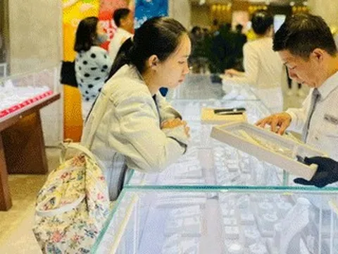 Dòng tiền nghìn tỷ bất ngờ đổ vào PNJ sau cú sốc kim cương