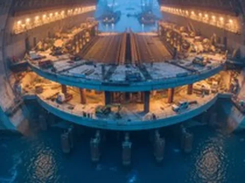Cỗ máy nặng 5.200 tấn được hạ xuống lòng sông, khoan liên tục trong 110 ngày, công trình đường hầm dài 5,7 km lộ diện