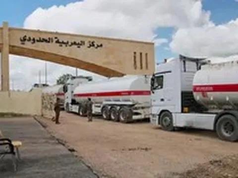 Hàng nghìn xe tải nối đuôi qua Syria, Iraq tìm lối thoát khỏi ‘nút thắt’ Hormuz