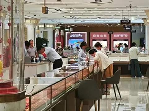 ‘Mua vàng ở đỉnh, giờ tôi muốn cắt lỗ nhưng không nỡ’