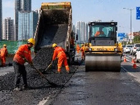 Xe điện hơn 3 tấn tràn ra đường, Trung Quốc chứng kiến gần 50% hạ tầng đường sá xuống cấp, thiếu tiền bảo trì