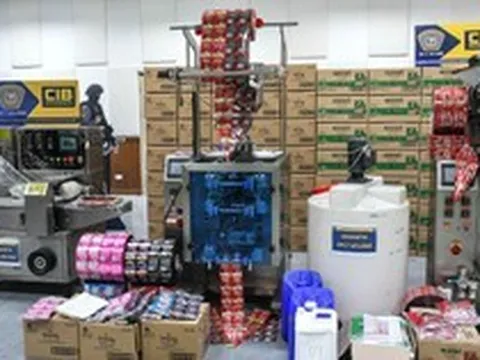 Đột kích 2 căn nhà, công an phát hiện đường dây sản xuất ca cao, nước xả vải và cà phê giả, tịch thu hơn 220.000 sản phẩm