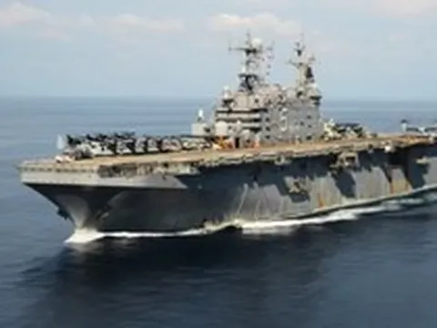 Tàu đổ bộ cỡ lớn USS Peleliu của Mỹ bị xuồng cảm tử đánh chìm