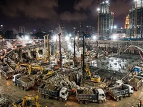 Phát hiện hơn 500 xe tải chở đất hoạt động xuyên đêm, đổ 13.200 m2 bê tông suốt 54 giờ: Bí mật dưới lòng đất của 2 tòa tháp 450m lộ diện